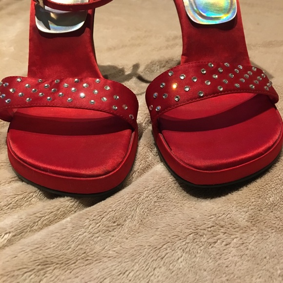 MAINFRAME Retro Red Satin Heels - Picture 2 of 12